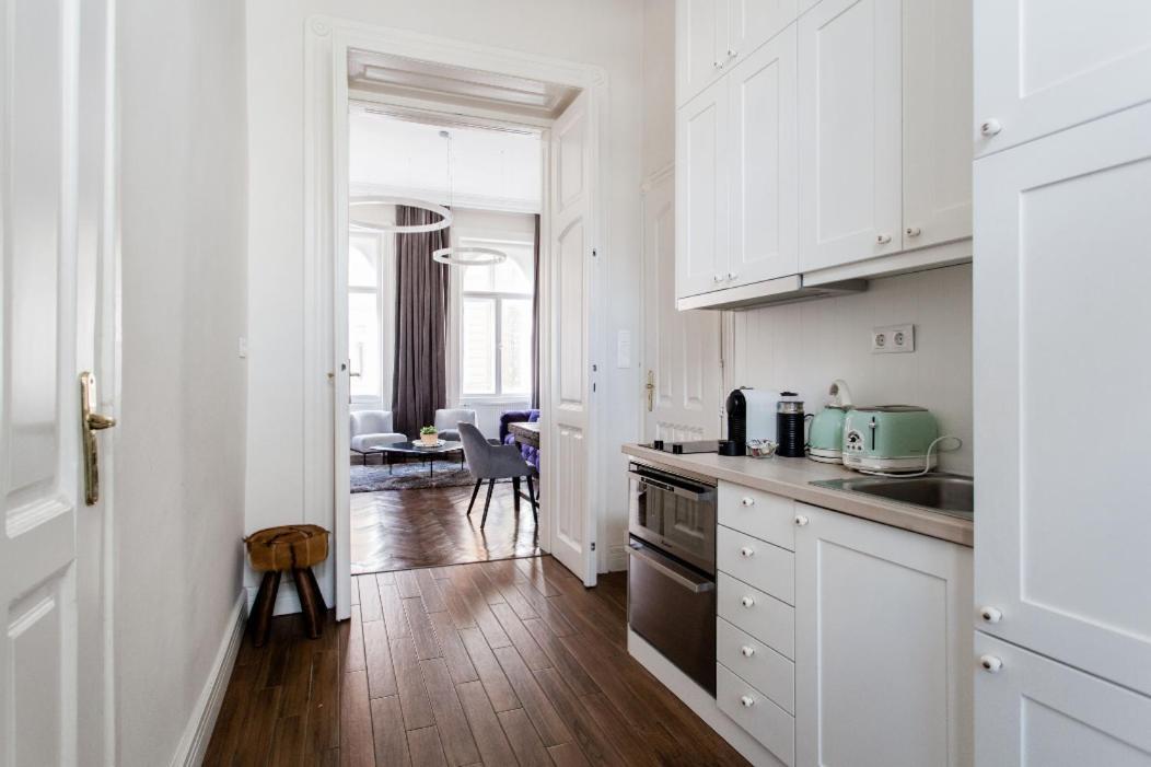 Opera With Free Parking, 2br2ba, Ac Apartment Budapest